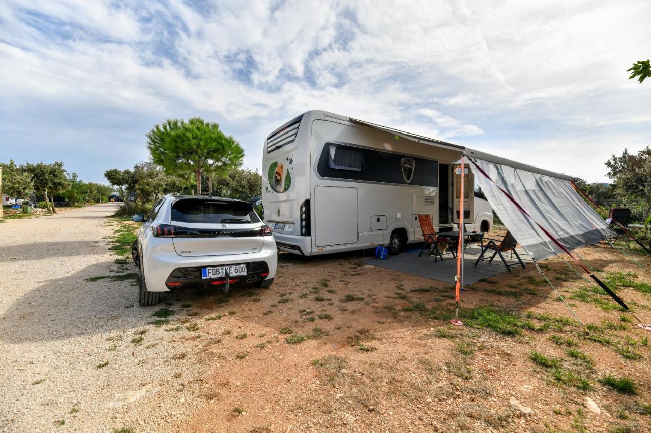 Mobile Homes At Camping Ugljan Resort Экстерьер фото