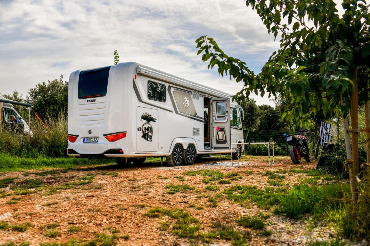 Mobile Homes At Camping Ugljan Resort Экстерьер фото